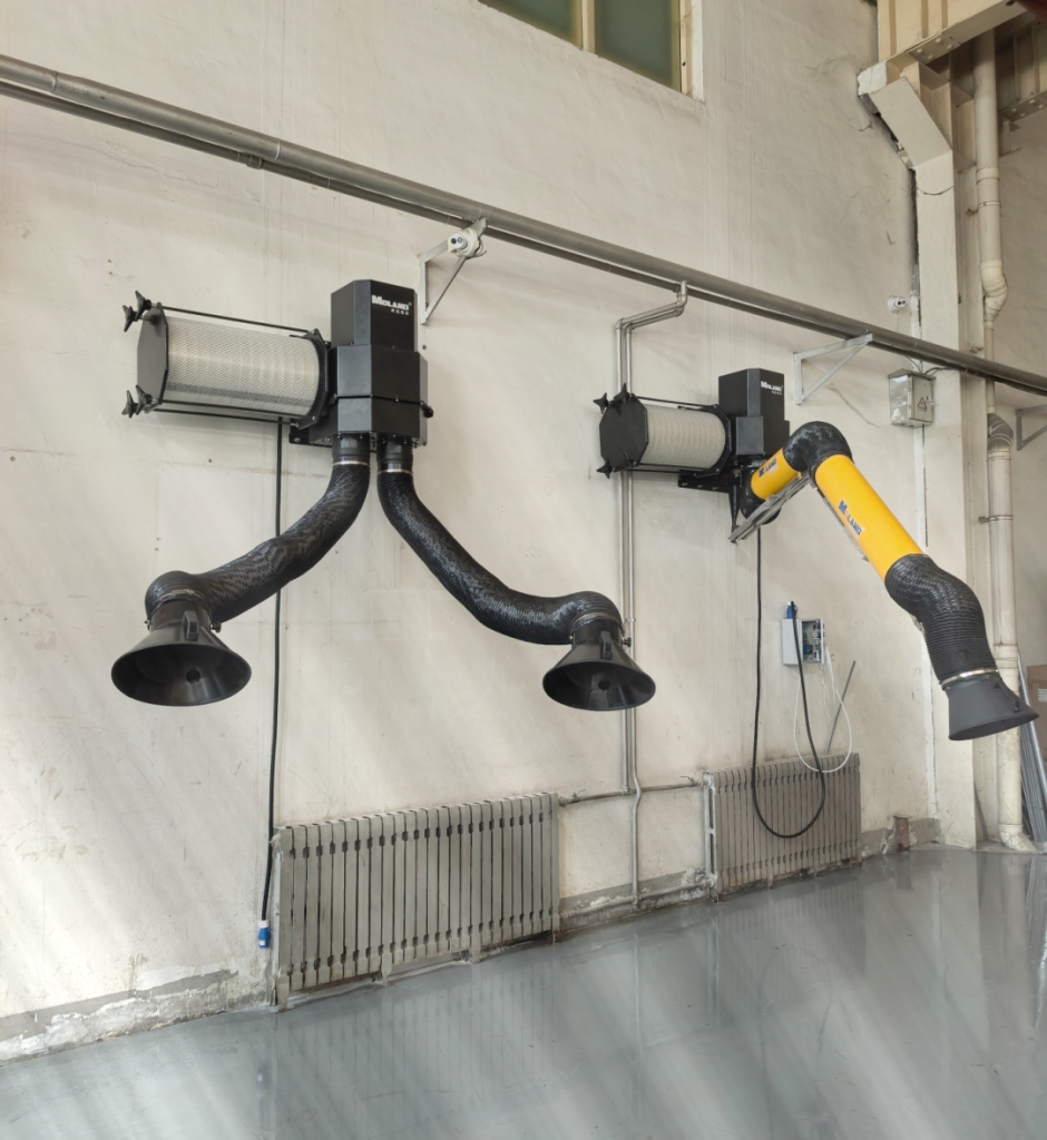 Wall-mounted fume extractor