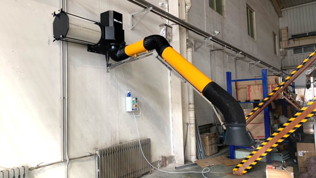 Wall-mounted fume extractor